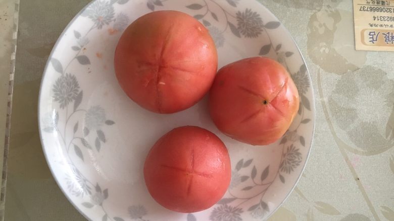 牛肉柿子汤,柿子用热水浸泡一会,扒皮