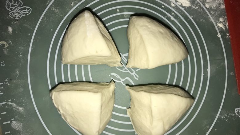 免出膜香肠包,重新整成圆团后分四份,再滚圆配15分钟