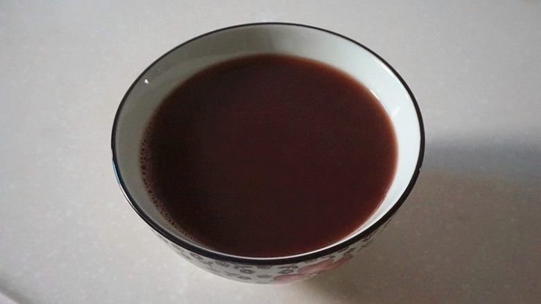 蜜豆松糕,把红豆水过滤出来,趁热加入白糖拌至白糖溶化(剩余的红豆待用)