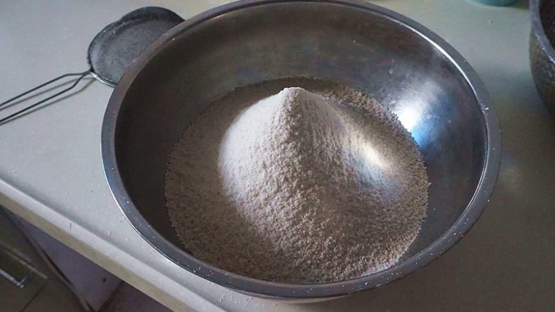 蜜豆松糕,然后过筛一次,筛出来的就是做松糕的粉了