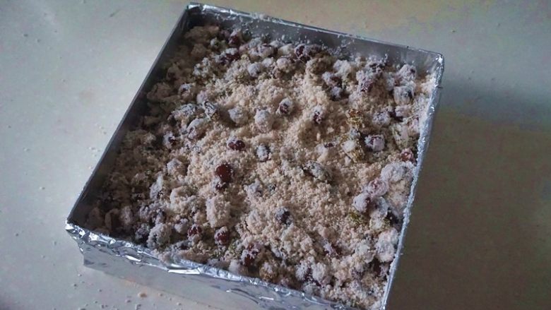 蜜豆松糕,然后放入一层红豆糕粉,再放入一层米粉
