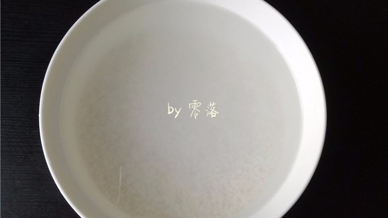腊肉糯米丸子,糯米洗净,用清水浸泡2小时;这步需提前做好,若是来不及浸泡也不用担心;