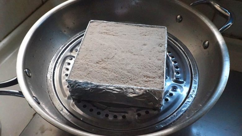 蜜豆松糕,待锅中的水烧开后,放入锅蒸45分钟左右即可