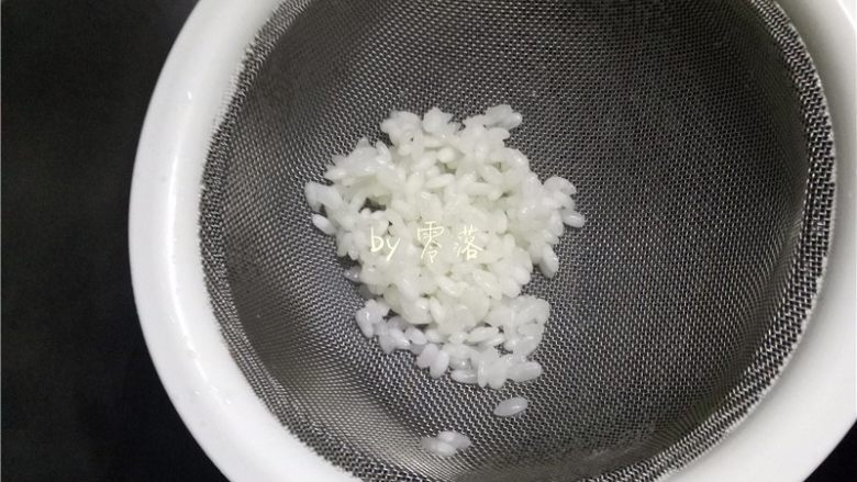 腊肉糯米丸子,将糯米放进锅里焯水,10秒后将糯米捞出;