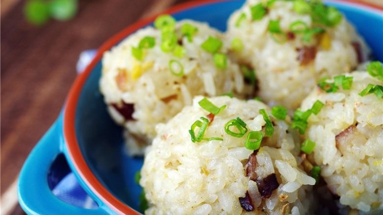 腊肉糯米丸子,开水上锅,蒸8分钟;关火,出锅撒葱花。