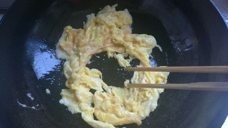 黄瓜炒鸡蛋,翻炒至熟,盛出。