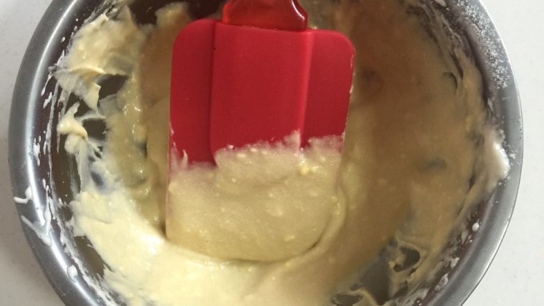 fluff棉花糖之草莓蛋糕卷,筛入低筋面粉搅拌均匀后,再加入隔水融化的黄油搅拌均匀!