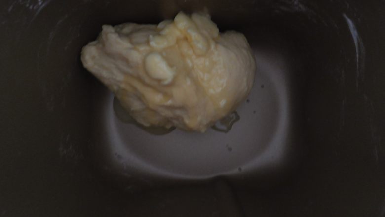汉堡热狗,一个和面键程序结束后 加入软化的黄油,继续和面,直至揉出能拉出大片薄膜为止