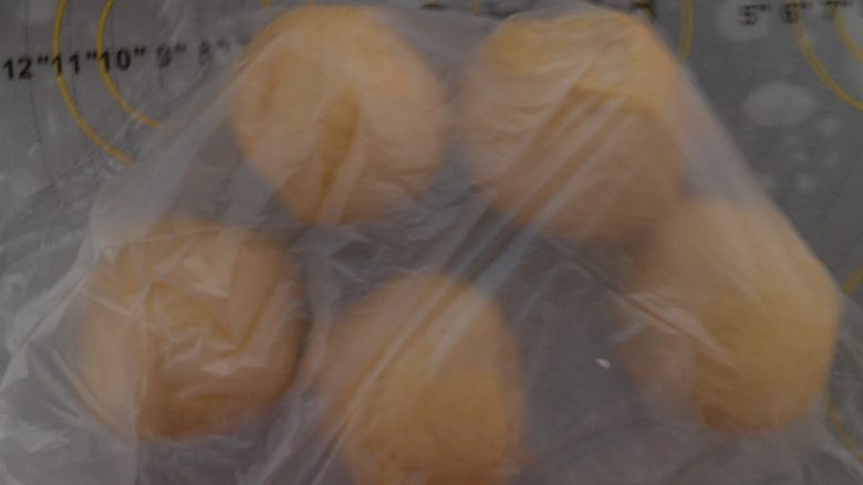 汉堡热狗,发酵好的面包 取出排气揉匀,分成五个面团,滚圆后 盖上保鲜膜静置15分钟