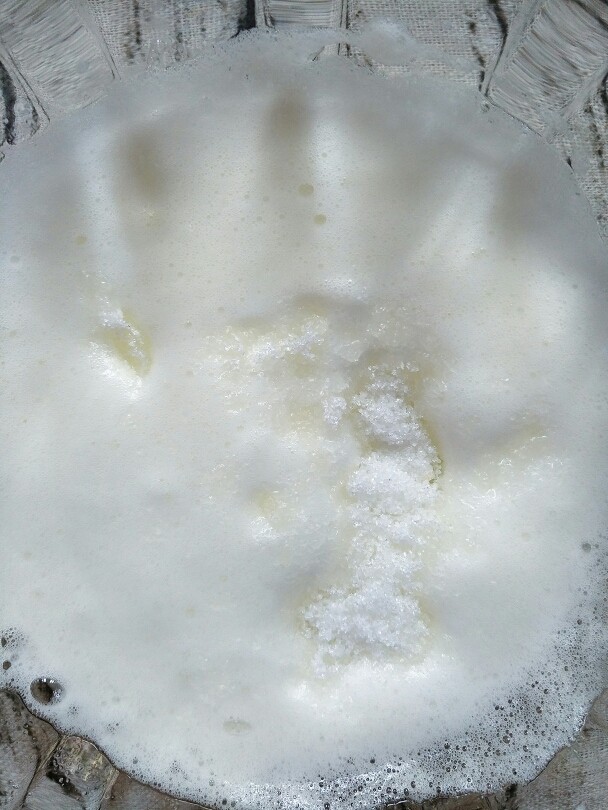 没有烤箱又想做蛋糕怎么办,来来来试试这个不用烤箱的年轮蛋糕,11.继续用打蛋器高速搅拌,当出现细密泡泡时加入三分之一糖