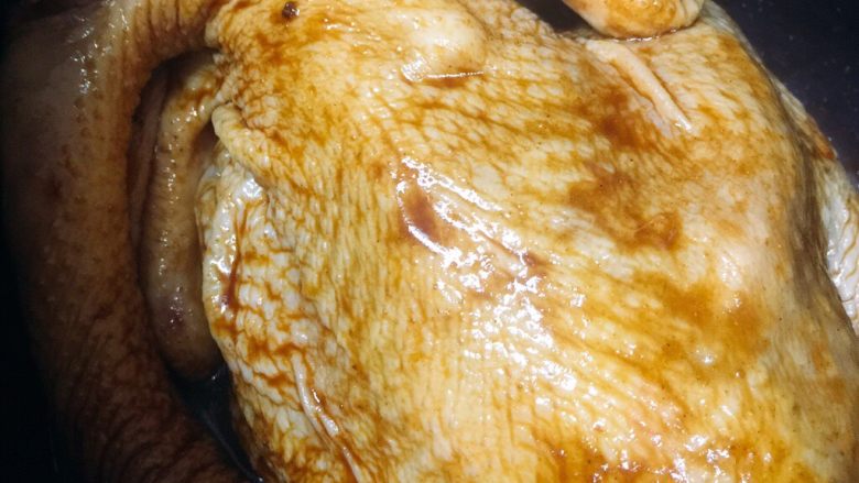 电饭锅盐焗鸡,把鸡里里外外都抹上(一层生抽、一层盐焗鸡粉、一层麻油)