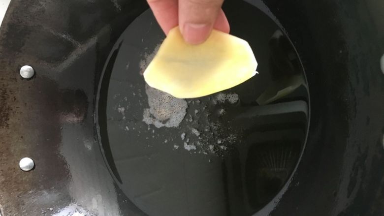 【自制薯片】口口酥脆,锅里下油,等油温升高后,放入土豆片