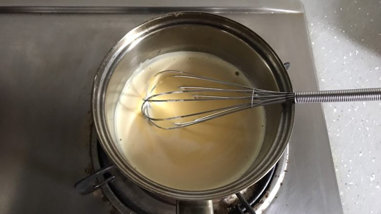 Fluff棉花糖之焦糖舒芙蕾,回到炉子上加热。开小火,边加热边搅拌,防止底部结块。