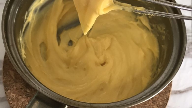 Fluff棉花糖之焦糖舒芙蕾,卡仕达酱呈现挂在打蛋器上不滴落的状态就制作好了。