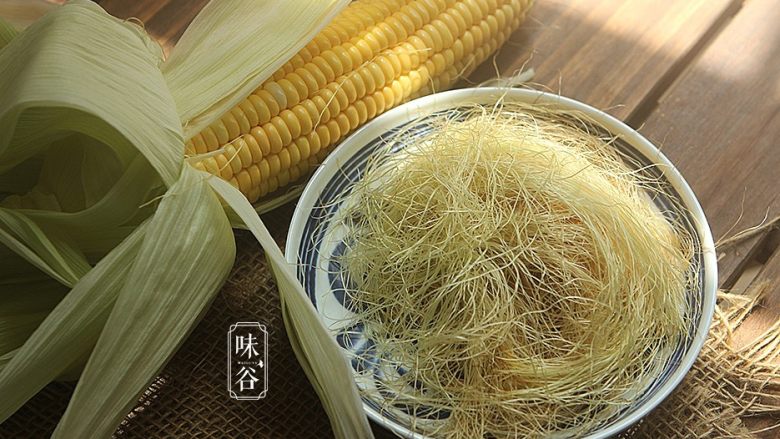 玉米须胡萝卜淮山煲猪骨,取叶子里包裹着的新鲜玉米须;嫌太少,可以取两条玉米的玉米须来煲;