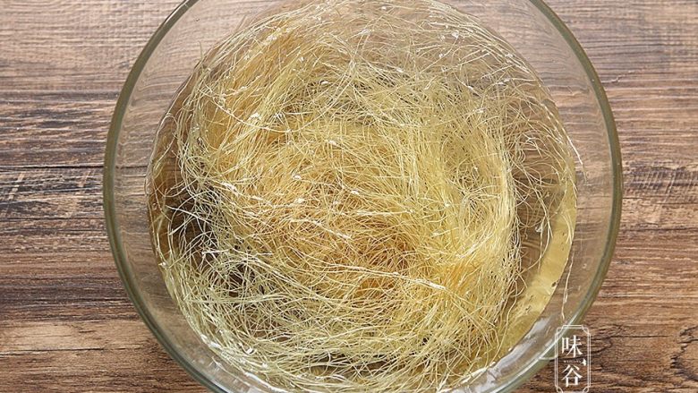 玉米须胡萝卜淮山煲猪骨,将玉米须用清水浸泡洗净待用;