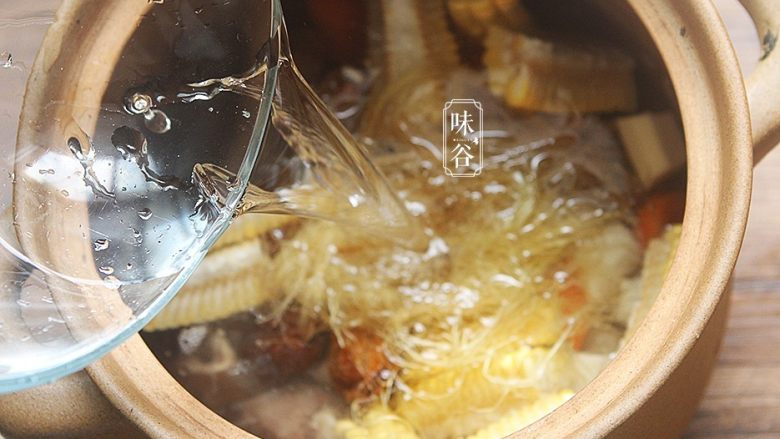 玉米须胡萝卜淮山煲猪骨,放入适量清水。(水量:大约2L左右)盖上锅盖;