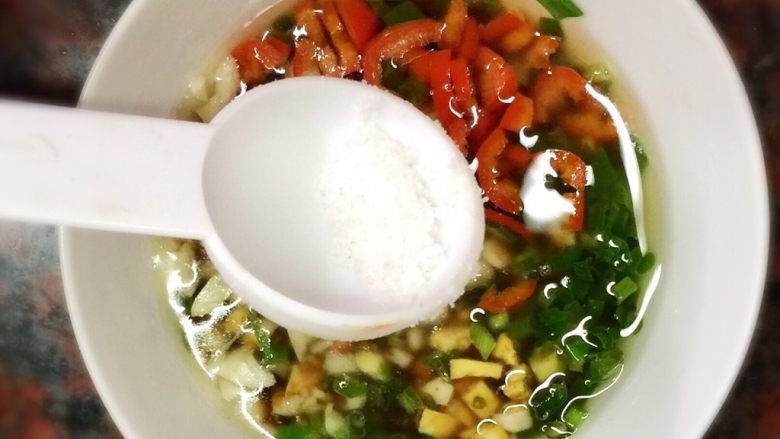 猪皮冻-满满的胶原蛋白,少量盐,差不多大拇指、食指、中指,三指头随意捏起来的一小撮