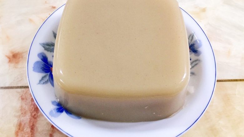 猪皮冻-满满的胶原蛋白,冷藏后的肉皮冻完全凝结成布丁状,轻轻碰一下很有弹性