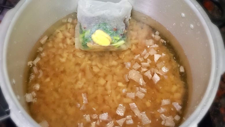 猪皮冻-满满的胶原蛋白,放入料包,料包的开口朝上,为防止料包在煮的时候开口把里面的材料散落出来,建议买可以封口的空料包