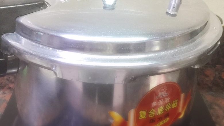 猪皮冻-满满的胶原蛋白,开大火,一直到高压锅盖上的气阀转动,不停地发出“哧哧哧”的声音,转中火,煮40分钟后关火