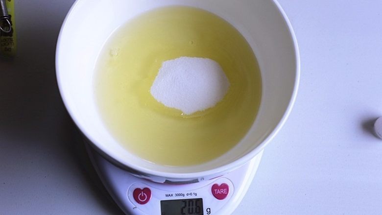 冰淇淋口感的-蒸鲜奶,蛋清与蛋黄分离后,在蛋清中加入细砂糖