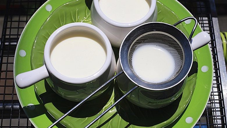 冰淇淋口感的-蒸鲜奶,再次过滤,倒入小蒸碗中