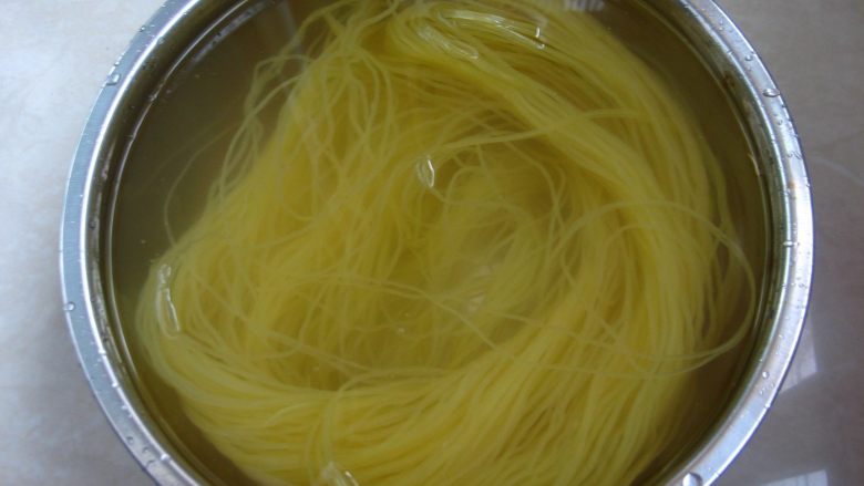 鲜族冷面:冰凉爽口.夏之美味,制作一:准备
1.将冷面提前用冷水泡30分钟备用。