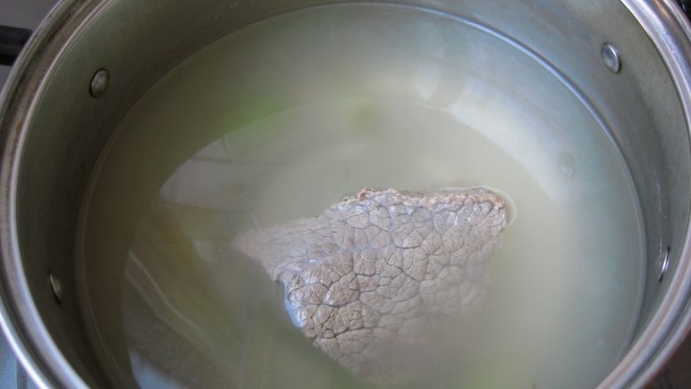 鲜族冷面:冰凉爽口.夏之美味,水开后,转小火将牛肉煮熟,将汤和牛肉晾凉。