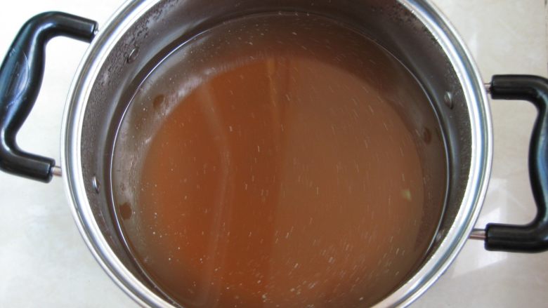 鲜族冷面:冰凉爽口.夏之美味,把调好的汤底放入冰箱冷藏至凉,这步很关键,冷面汤一定要冰冰凉,吃着才过瘾。