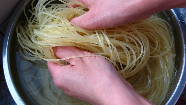 鲜族冷面:冰凉爽口.夏之美味,制作四:煮面
将泡好的冷面用冷水洗2遍,然后用手将冷面搓散。