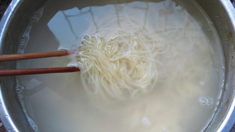 鲜族冷面:冰凉爽口.夏之美味,把煮好的面条放入冷水中,过凉,至少过3遍,使面条凉透。