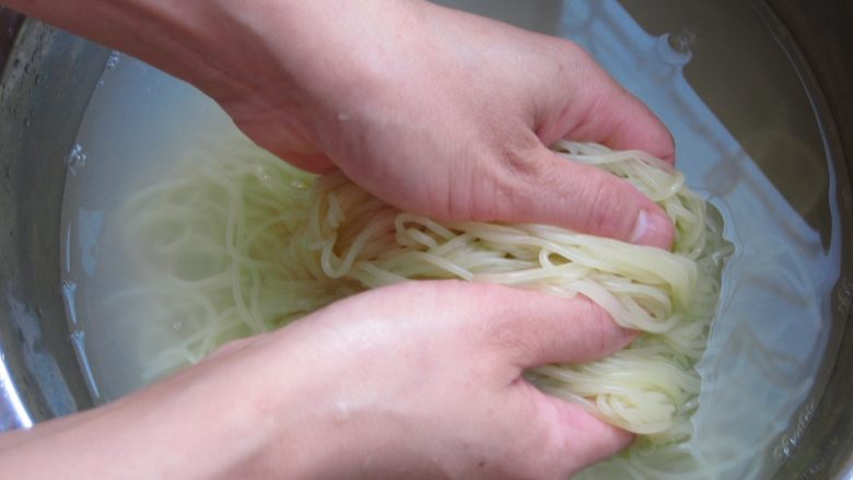 鲜族冷面:冰凉爽口.夏之美味,面条过凉后,再用手搓掉面条表面的粘液,这样处理后的面条不粘,更筋道。
