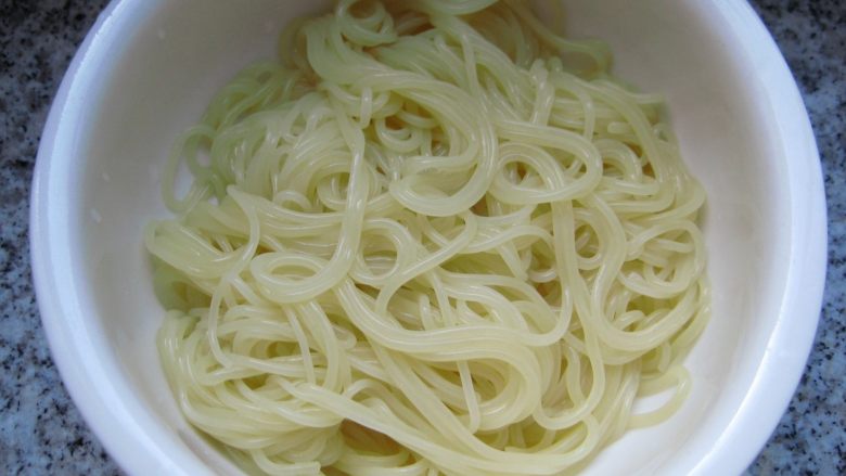 鲜族冷面:冰凉爽口.夏之美味,把面条放碗里。