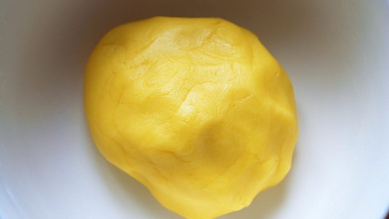 入口即化的-原味玛格丽特小饼,揉成光滑的面团,用保鲜膜包好,放冰箱保鲜层松弛20分钟