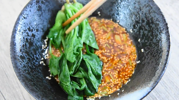 料理达人教你做重庆小面,又麻又辣又香!,水开后菠菜烫熟捞出,放入调料碗备用