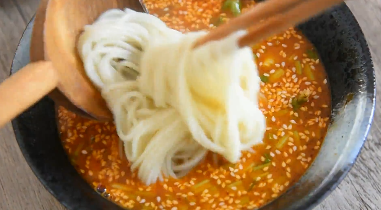 料理达人教你做重庆小面,又麻又辣又香!,再将面捞入碗中摆好造型