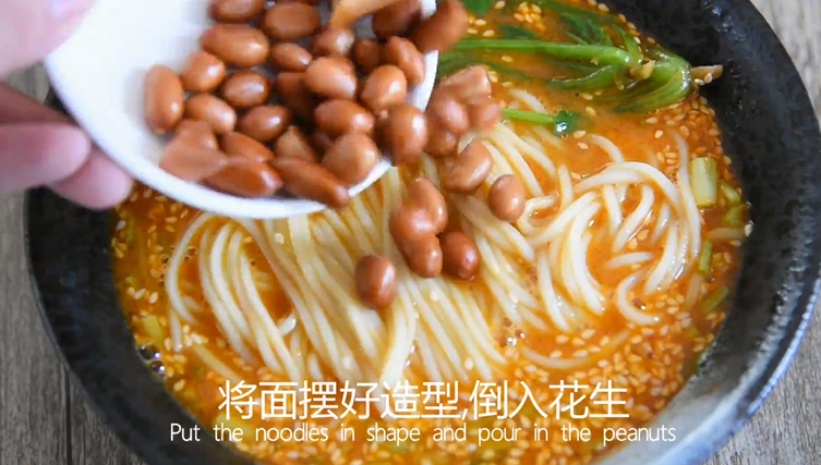 料理达人教你做重庆小面,又麻又辣又香!,倒入少许花生