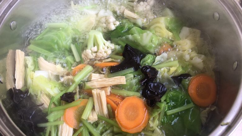 夏日减肥食谱之凉拌菜,煮开,直到都煮熟,煮软。