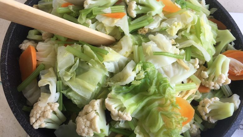 夏日减肥食谱之凉拌菜,放凉后用夹子夹一些出来(当天吃的)