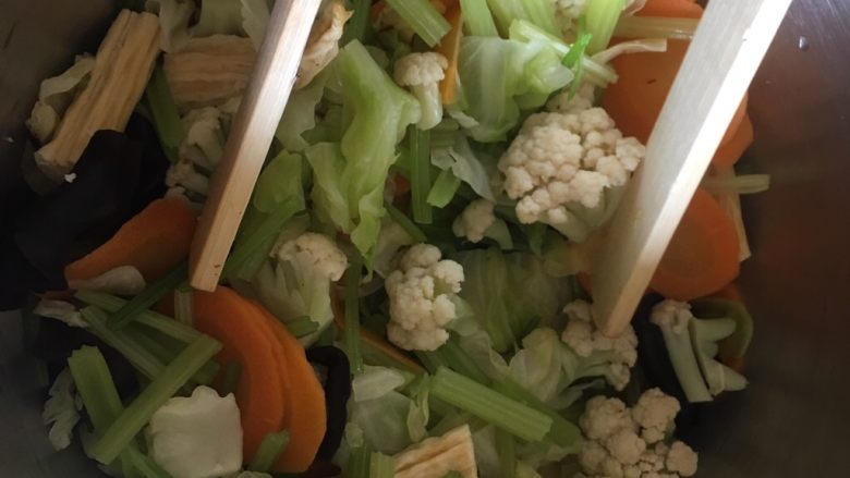 夏日减肥食谱之凉拌菜,这是剩下没拌的菜,放盐后装入保鲜袋,放入冰箱,调低温度,最好三天内吃完。