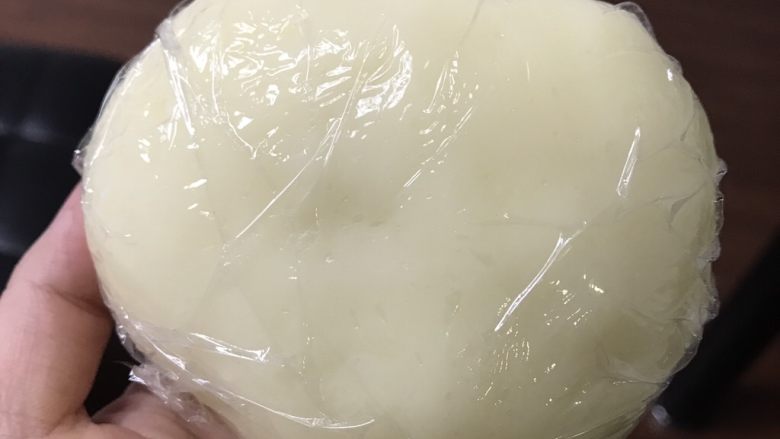 抹茶麻薯软欧,麻薯出锅后可隔冷水降温,温热时加入黄油,用手揉至黄油被麻薯完全吸收。包上保鲜膜冷藏备用。