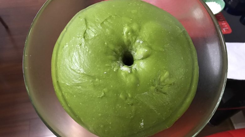 抹茶麻薯软欧,面团用手指粘面粉戳一个洞,不回缩不塌陷就是发酵好了。
颜色是不是很美😜😜😜