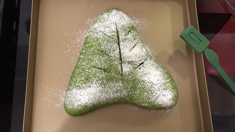 抹茶麻薯软欧,还有个三角形的
送入预热好的烤箱,180度烤20分钟
抹茶粉很容易烤成黄色,建议一开始就加盖油纸,上色不那么重,以免变成黑暗料理😂