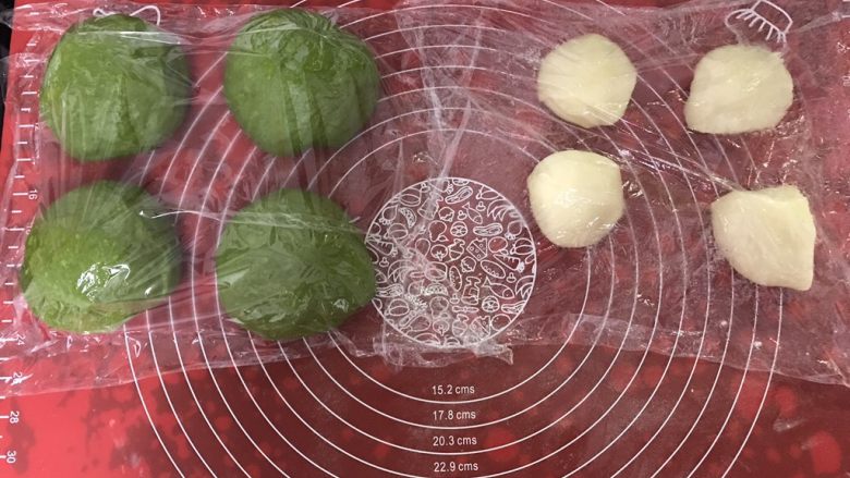 抹茶麻薯软欧,面团按压排气后分成四份,盖上保鲜膜静置15分钟
麻薯同样