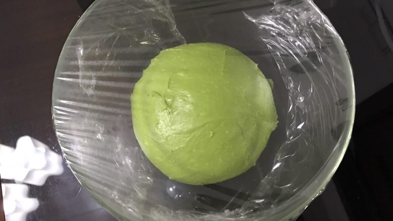 抹茶麻薯软欧,面团整圆,放碗里盖上保鲜膜,室温发酵至原来的两倍大,差不多一小时