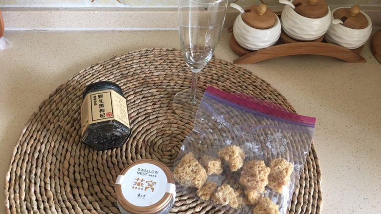 梦幻星空燕窝,食材准备好,另外准备一个香槟杯