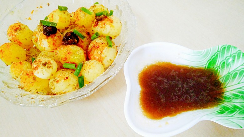 迷你小土豆,如果觉得不入味可以自己调点酱料搭配着吃也不错哦!