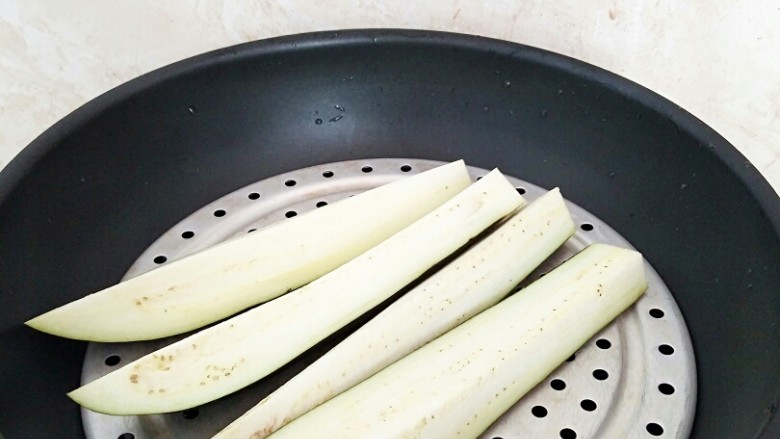 凉拌鱼香茄子,<a style='color:red;display:inline-block;' href='/shicai/ 58'>茄子</a>切开放入蒸锅中蒸透。