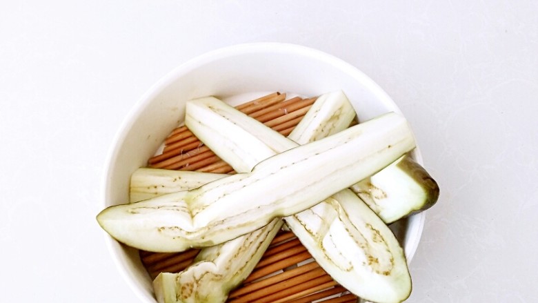 凉拌鱼香茄子,蒸好的茄子放凉。